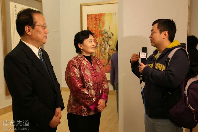 2008年3月在中国美术馆举办画展|纪清远_卢平|接受央视记者采访