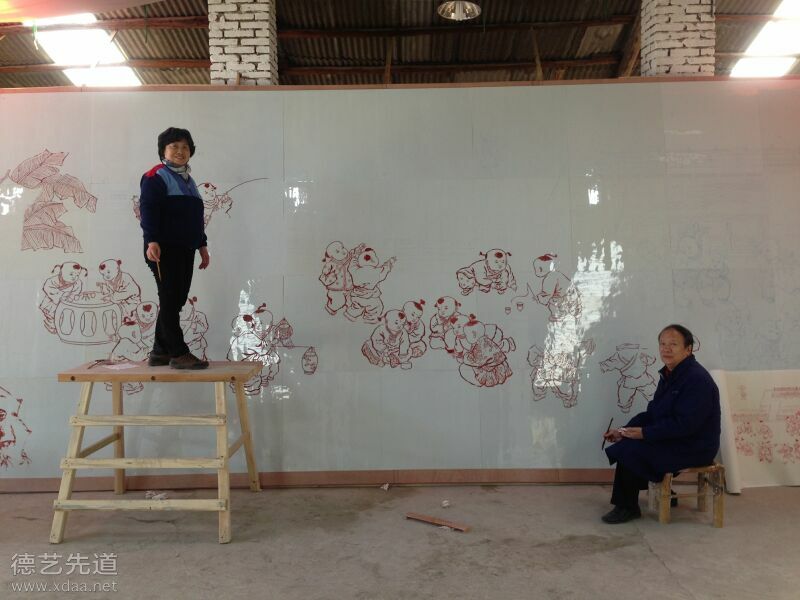 2014年11月_纪清远、卢平在景德镇绘制地铁七号线大型壁画《百子图》