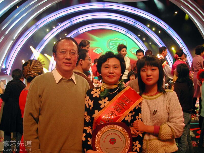 2005年纪清远家庭被全国妇联评为“全国五好文明家庭标兵”与女儿纪根墨在中央电视台颁奖晚会上合影